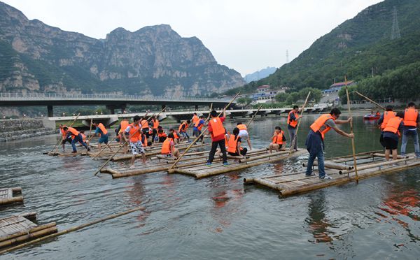 ​适合周边团建旅游方案里的水上竹筏比赛