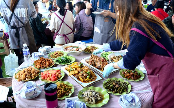 ​公司员工一起做饭的团建活动